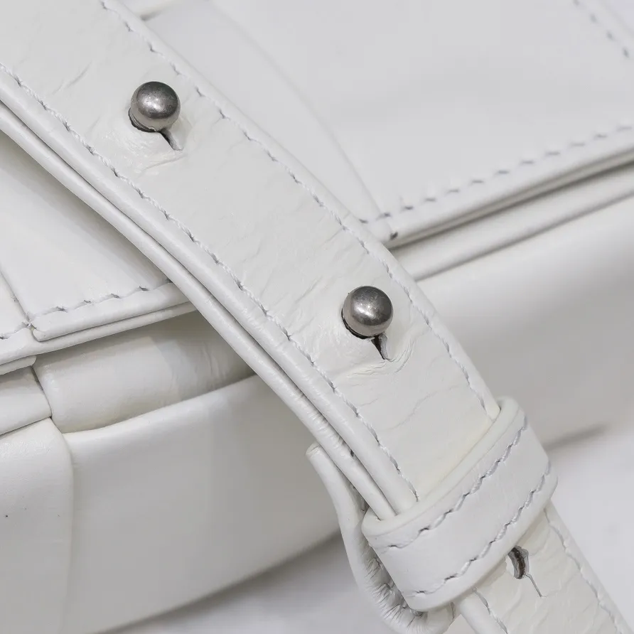 Batch 920 𝗕𝗼𝘁𝘁𝗲𝗴𝗮 𝗩𝗲𝗻𝗲𝘁𝗮———— New product 𝗺𝗶𝗻𝗶 Very cute and super 𝒎𝒊𝒏𝒊 𝒄𝒂𝒔𝒔𝒆𝒕𝒕𝒆, a must-have for delicate girls. It’s the same height as lipstick. Although it can’t fit my mobile phone, it can fit all my cuteness and lipstick❗️ Size: 12*8*4cm Model: 6813# oil wax leather, the latest version of the logo is changed to a rubber block at the bottom